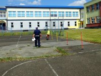 Policjant egzaminuje ucznia jadącego na rowerze