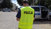 Policjant zabezpiecza miejsce zdarzenia