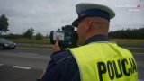 Policjant mierzy prędkość pojazdów na drodze