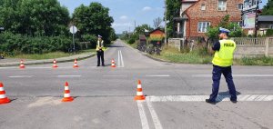 Policjanci stoją na skrzyżowaniu