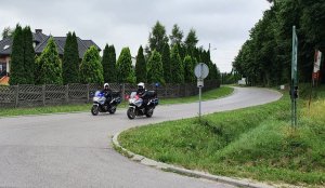 Policjanci na motocyklach pilotują wyścig