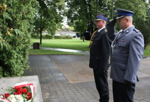 Komendant policji i straży pożarnej oddają honor