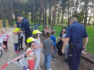 Policjanci rozmawiają z dziećmi