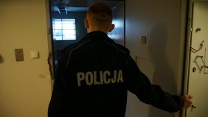 Policjant stoi w progu policyjnej celi