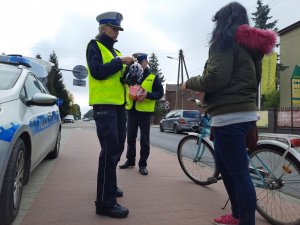 Policjanci rozmawiają z rowerzystką