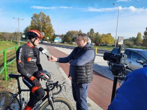 Kolarz na ścieżce rowerowej udziela wywiadu