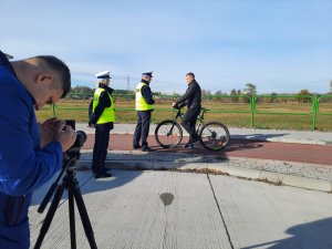 Policjanci rozmawiają z rowerzystą