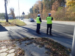 Policyjny patrol patroluje ruch pojazdów