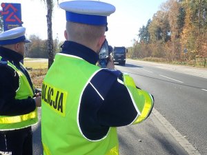 Policjanci mierzą prędkość pojazdów