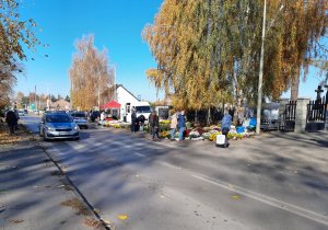 Policyjny radiowóz w okolicy cmentarza