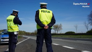 Policjanci na drodze mierzy prędkość pojazdów