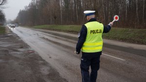 Policjant zatrzymuje pojazd do kontroli