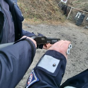Broń w rękach policjanta