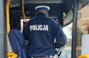 Policjant rozmawia z kierowcą busa