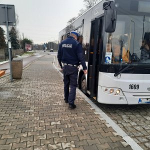 Policjant podchodzi do autobusu, którego zatrzymał do kontroli