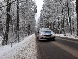 Policyjny radiowóz na ośnieżonej drodze