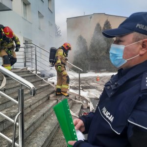 Policyjny dowódca ćwiczeń czuwa nad prawidłowym przebiegiem prowadzonej akcji