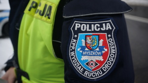 Element policyjnego munduru z napisem Policja