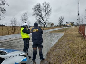 Policjant i strażnik miejski na drodze