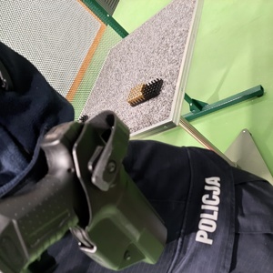 Broń palna przy pasie policjanta