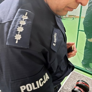 Policjant ładuje magazynek nabojami