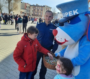 Sznupek częstuje cukierkami dziecko