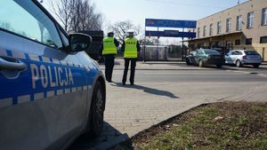 Policyjny patrol drogówki na drodze