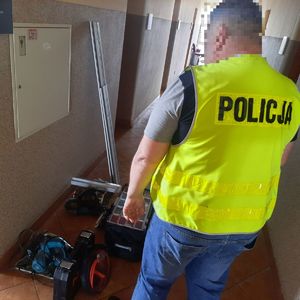 Policjant zabezpiecza skradzione elektronarzędzia