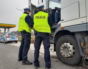 Policjanci kontrolują pojazd ciężarowy