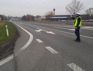 Policjant zatrzymuje pojazd do kontroli