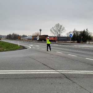 Policjant zatrzymuje pojazd do kontroli