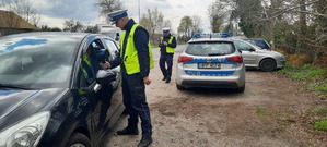 Policjanci kontrolują kierowce osobówki