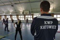 Policyjny instruktor na hali sportowej wśród zawodników