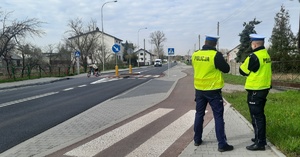 Policjanci kontrolują rejon przejścia dla pieszych