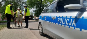 Policjanci rozmawiają z rowerzystą