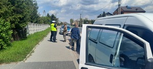 Policjanci kontrolują pojazd