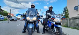 Policjanci na motocyklach gotowi do startu