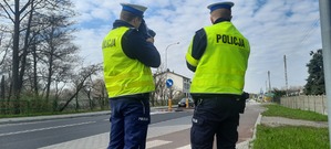 Policjanci mierzą prędkość pojazdów na drodze