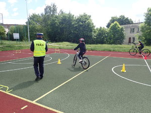 Policjant egzaminuje rowerzystę