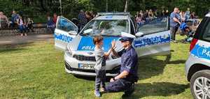 Chłopczyk przybija &quot;piątkę&quot; policjantowi