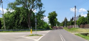 Peleton zbliża się do skrzyżowania- pilotuje ich policyjny radiowóz