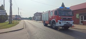Wóz strażacki zabezpiecza trasę