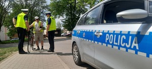 Policjanci rozmawiają z rowerzystą