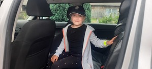 Dziewczynka w policyjnej czapce