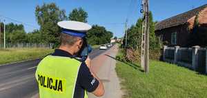 Policjant mierzy prędkość pojazdów