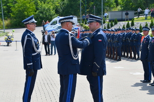 Policjant uhonorowany odznaką przez komendanta