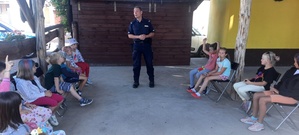 Policjant mówi do dzieci