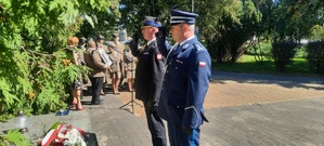 Komendant policji i straży pożarnej oddają honor