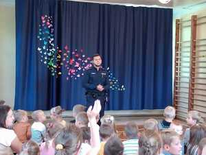 Policjant podczas prelekcji z dziećmi