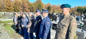 Delegaci stoją na cmentarzu w szeregu